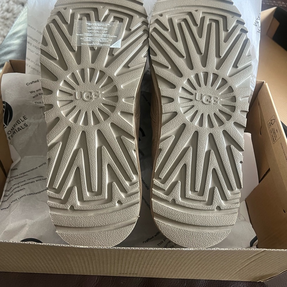 UGG Maksim II (New) - Picture 4 of 4